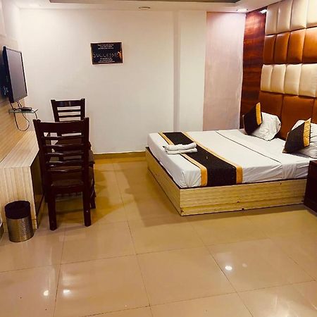Hotel Cozy Cave Delhi Aiport Ню Делхи Екстериор снимка