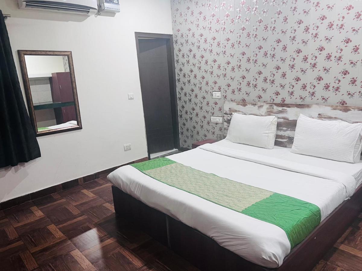 Hotel Cozy Cave Delhi Aiport Ню Делхи Екстериор снимка